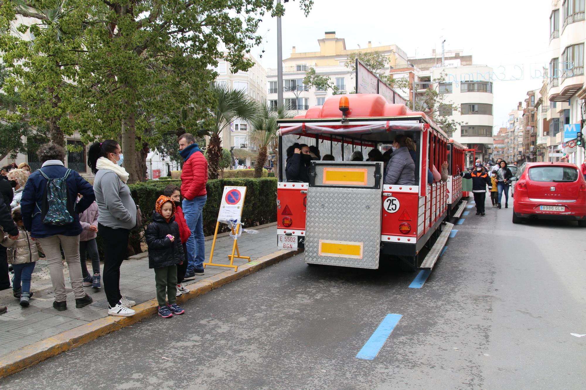 Gran ambiente para vivir la primera mascletà de las Fallas de Burriana