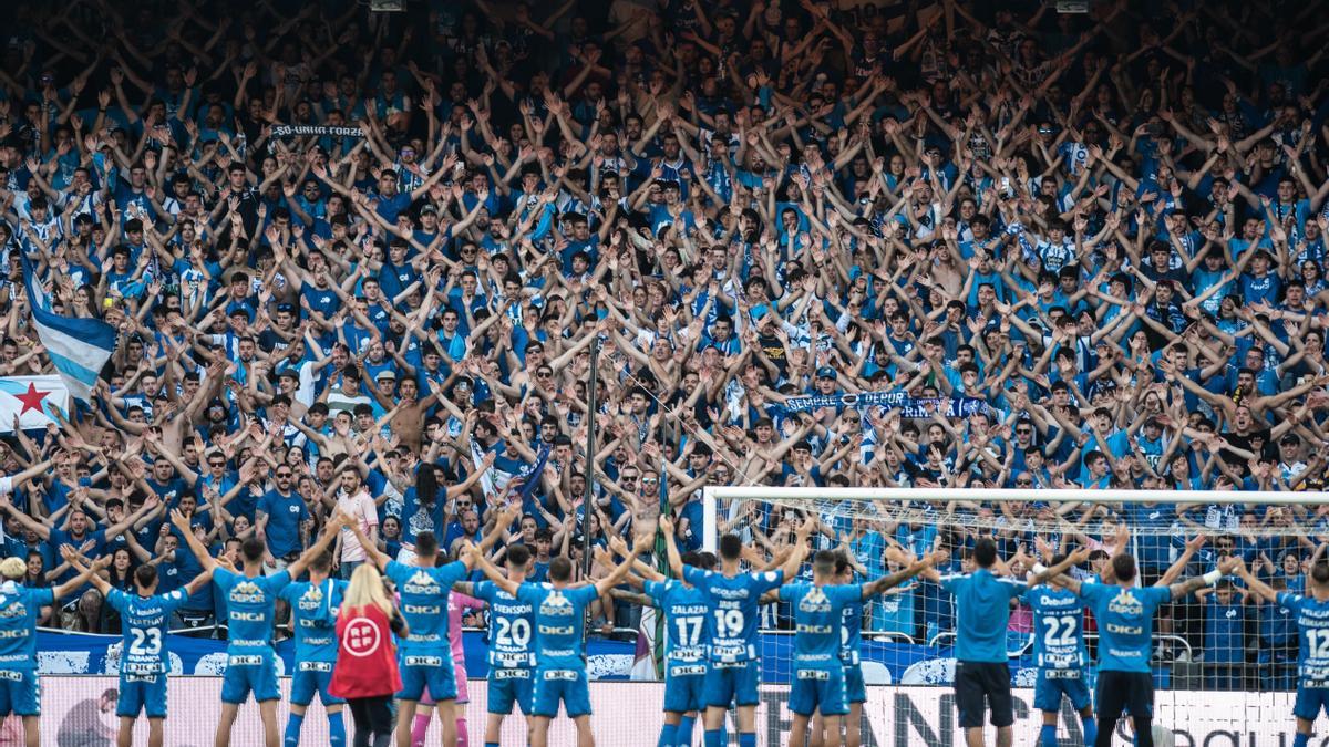 Aficionados deportivistas en las gradas de Riazor.