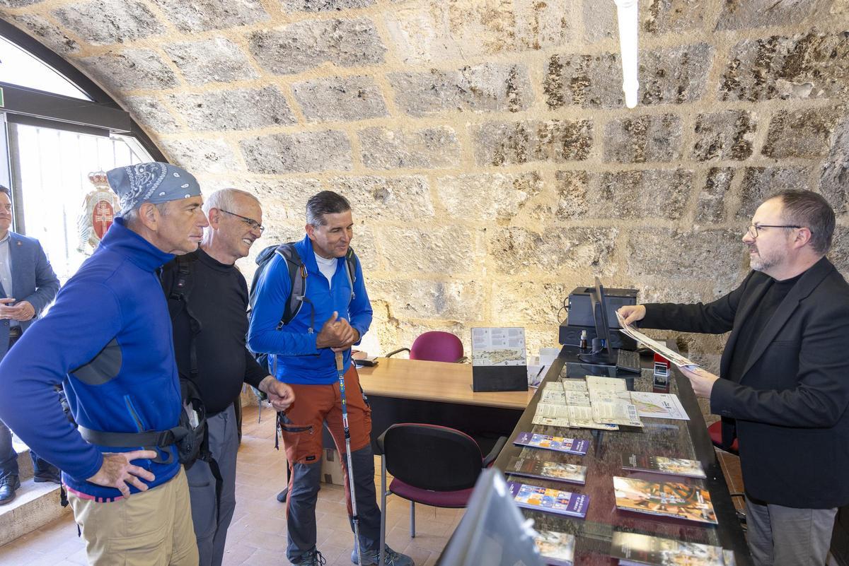 Los peregrinos recibieron la ‘Caravacensis’, a su llegada a la Basílica de la Vera Cruz