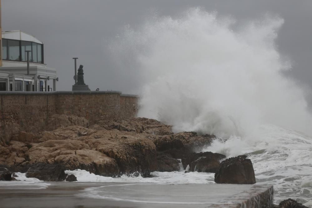 Fort onatge per la llevantada a l'Escala