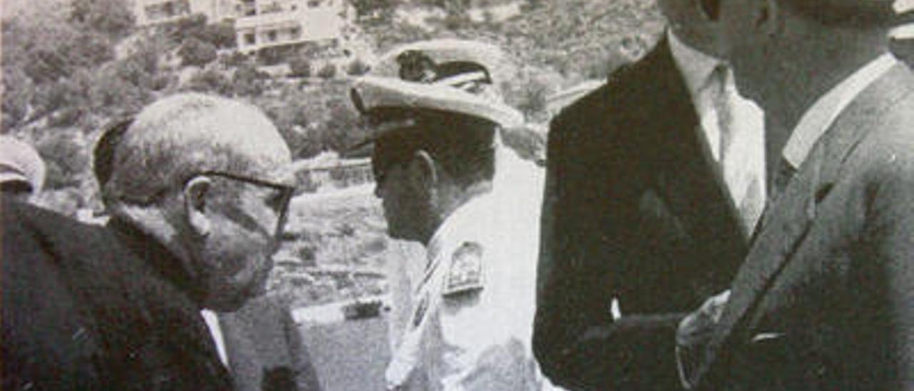 El sacerdote saluda a Franco en Xàbia ante el ministro Navarro Rubio.