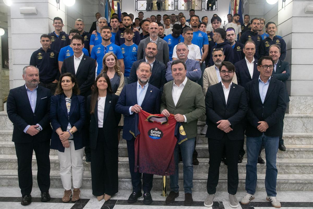 La expedición del Deportivo posa en las instalaciones de la Diputación de A Coruña