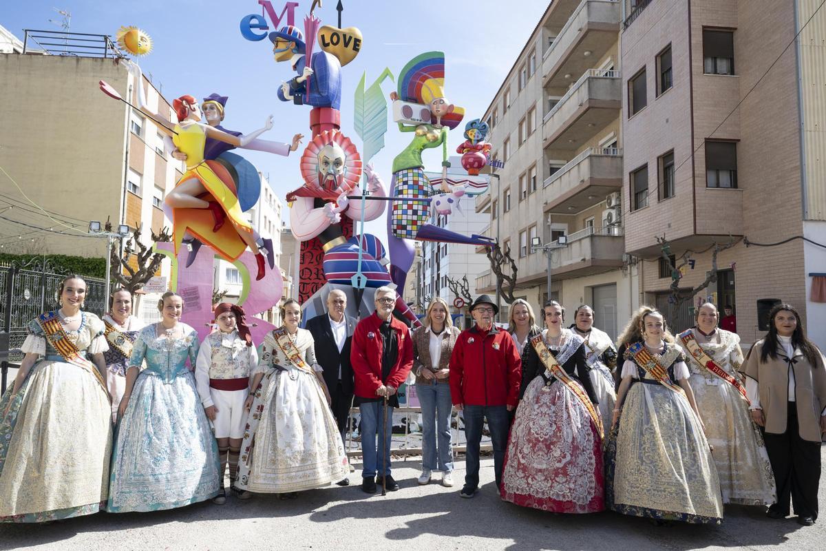 Marta Barrachina ha ensalzado en su visita a Benicarló el trabajo de los artistas falleros y de todos los colectivos implicados en hacer posible la fiesta.