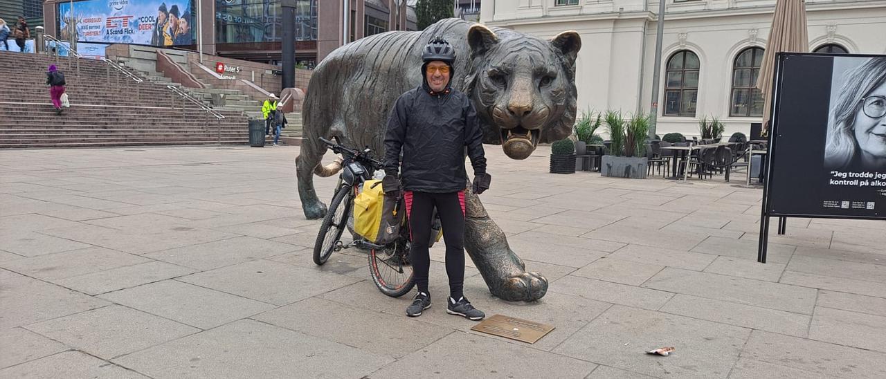 Juan Prieto “Pichi” con el mítico y fotografiado tigre de acero de Oslo, de 4,5 metros de largo.