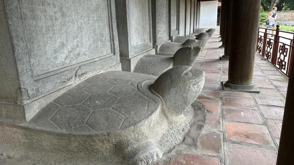 Torugas de piedra en el Templo de la Literatura de Hanoi.