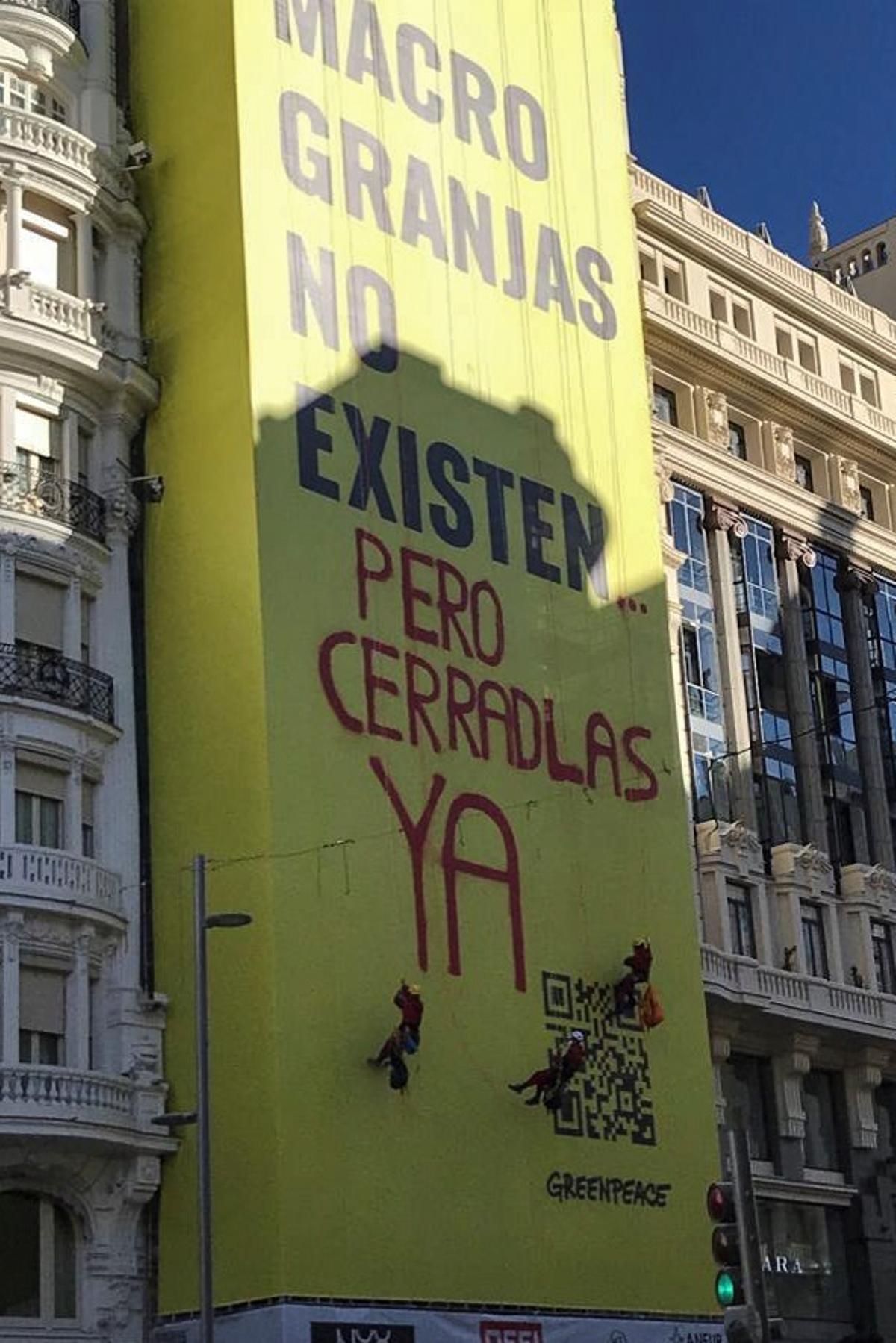 Greenpeace colocó la pancarta este martes y hoy jueves varios activistas han vuelto a colgarse sobre ella para denunciar que las macrogranjas se están convirtiendo en uno de los principales problemas ambientales de nuestro país, según han indicado en una nota de prensa.