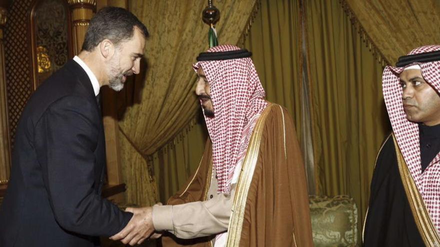 Felipe VI con el Rey saudí Salman en una foto de archivo.