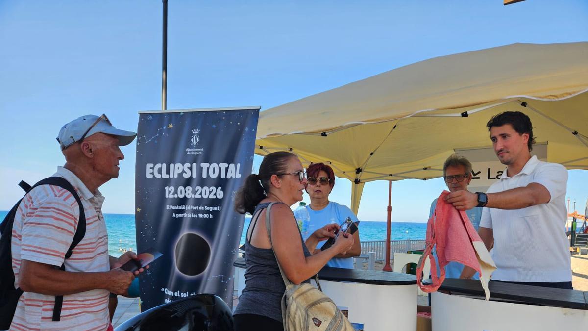 El concejal de Ciencia, Toni Iborra, repartiendo merchandising.