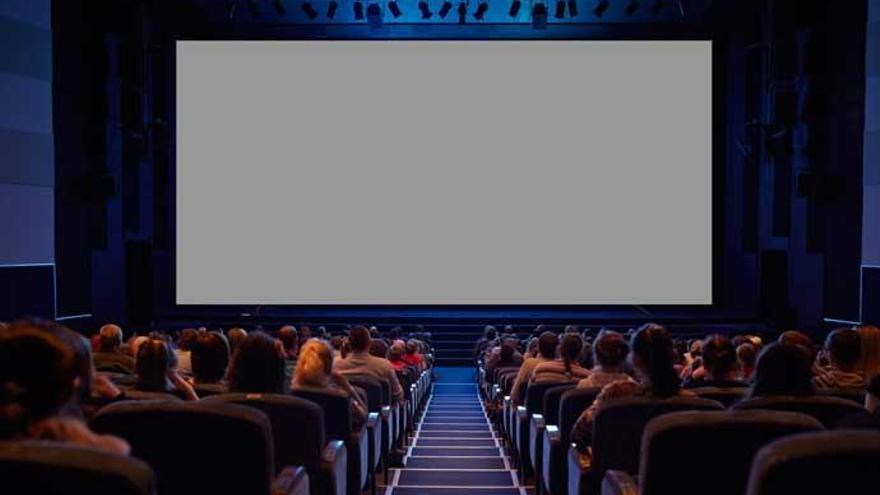 Un grupo de espectadores en una sala de cine.