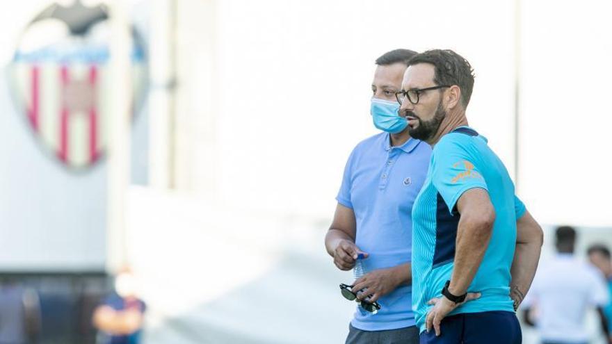 Anil Murthy dialoga en un entrenamiento con Bordalás.