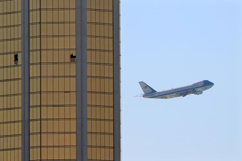 L'Air Force One surt de Las Vegas amb les finestres trencades a l'hotel Mandalay Bay, on el tirador Stephen Paddock va dur a terme la seva matança massiva a Las Vegas