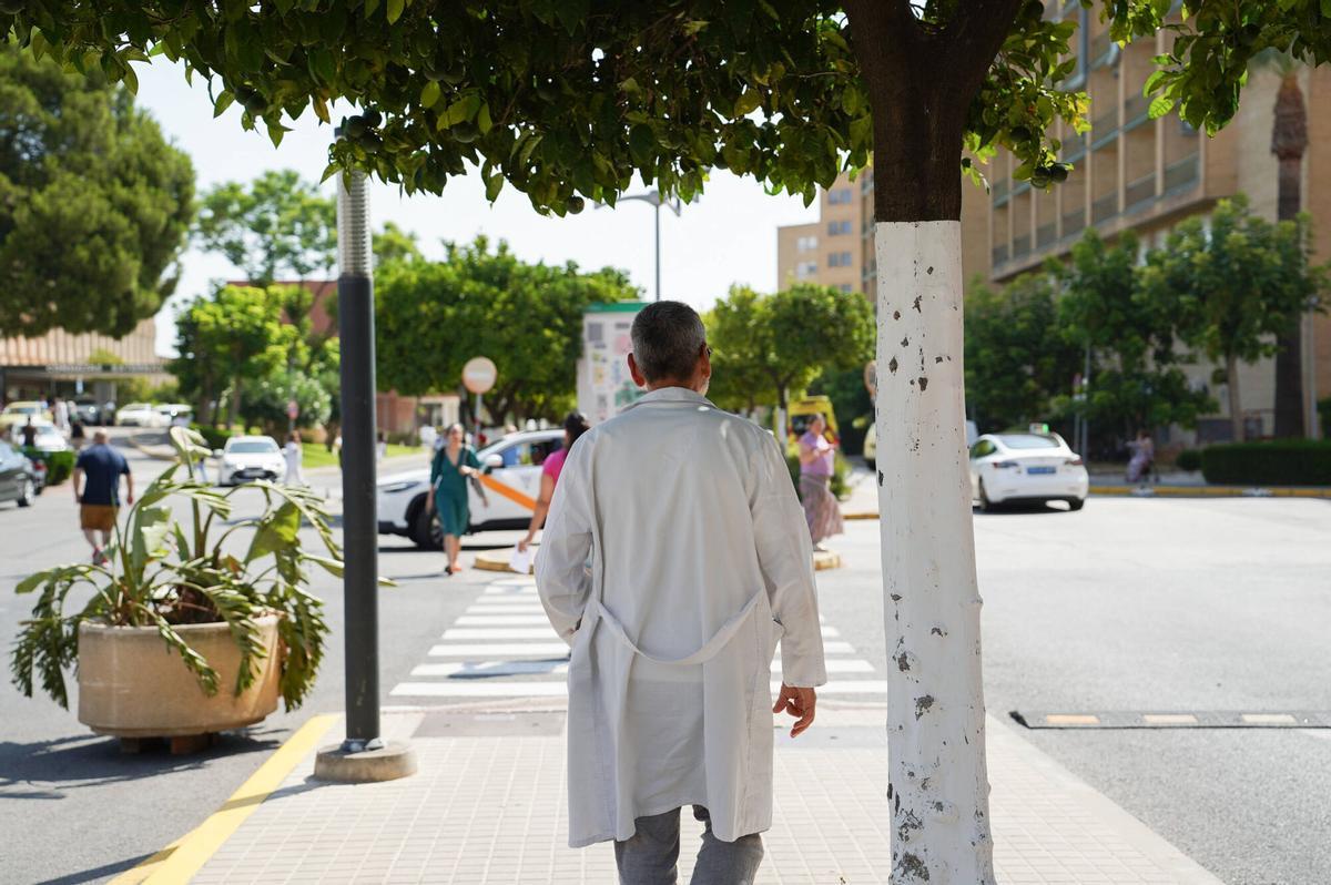 Profesional sanitario con bata blanca, en el exterior del Hospital Universitario Virgen del Rocío, en Sevilla
