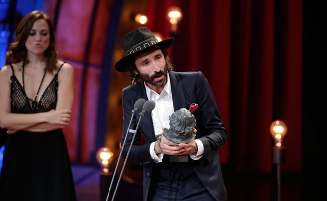 Leiva recogiendo su Premio Goya a mejor canción