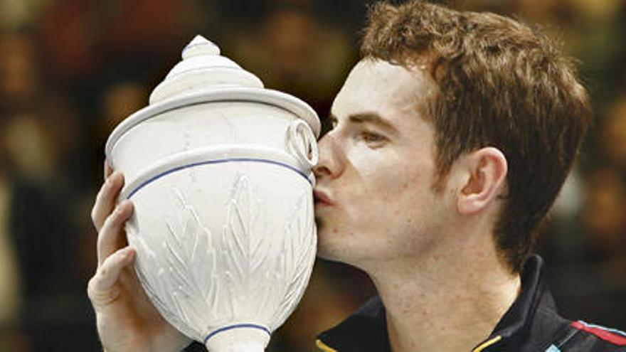 Murray besa el trofeo que le acredita como campeón del Open de tenis de Valencia.