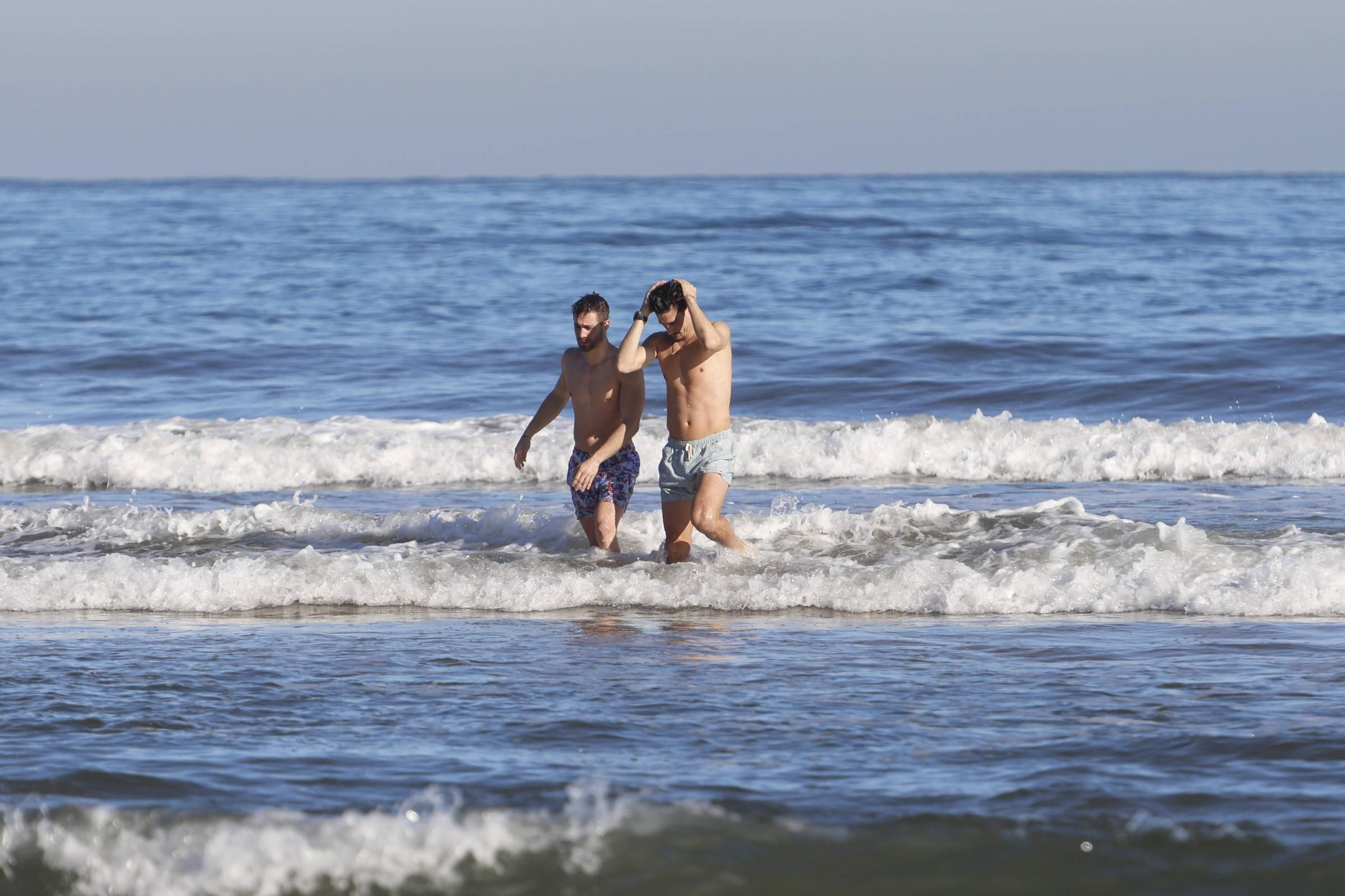 En imágenes: Las bajas temperaturas no frenan a los bañistas de San Lorenzo