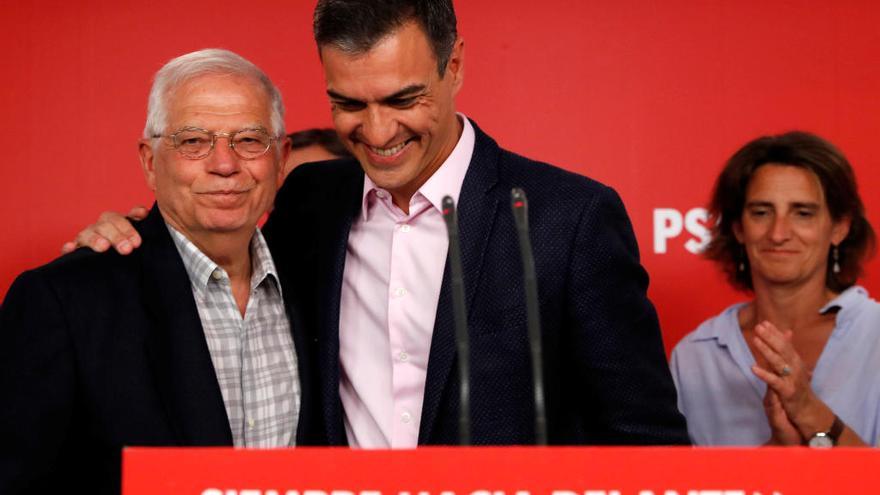 Sánchez con Josep Borrell, candidato del PSOE a las europeas.