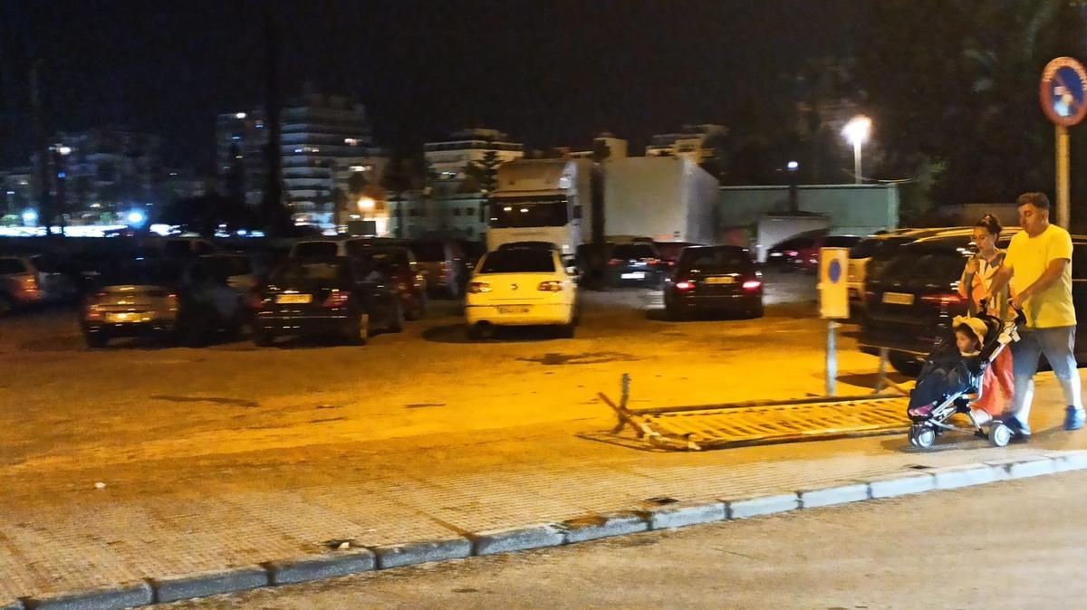 Vehículos aparcados en el recinto ferial de Torrevieja desalojado hace unas semanas por motivos de seguridad