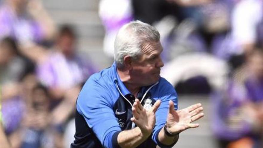 Aguirre da instrucciones
a sus jugadores, ayer en
el José Zorrilla.  laliga