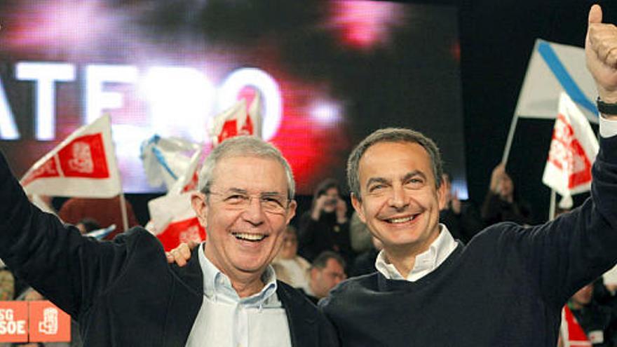 Touriño y Zapatero, durante un acto celebrado ayer en Ourense, que congregó a 6.000 personas.