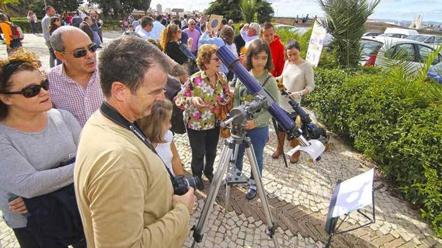 El eclipse solar reúne a más de cien personas en la alcazaba de Badajoz