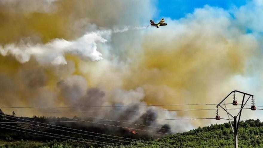 El incendio de Casas de Millán permanece bajo vigilancia tras calcinar más de 1.350 hectáreas