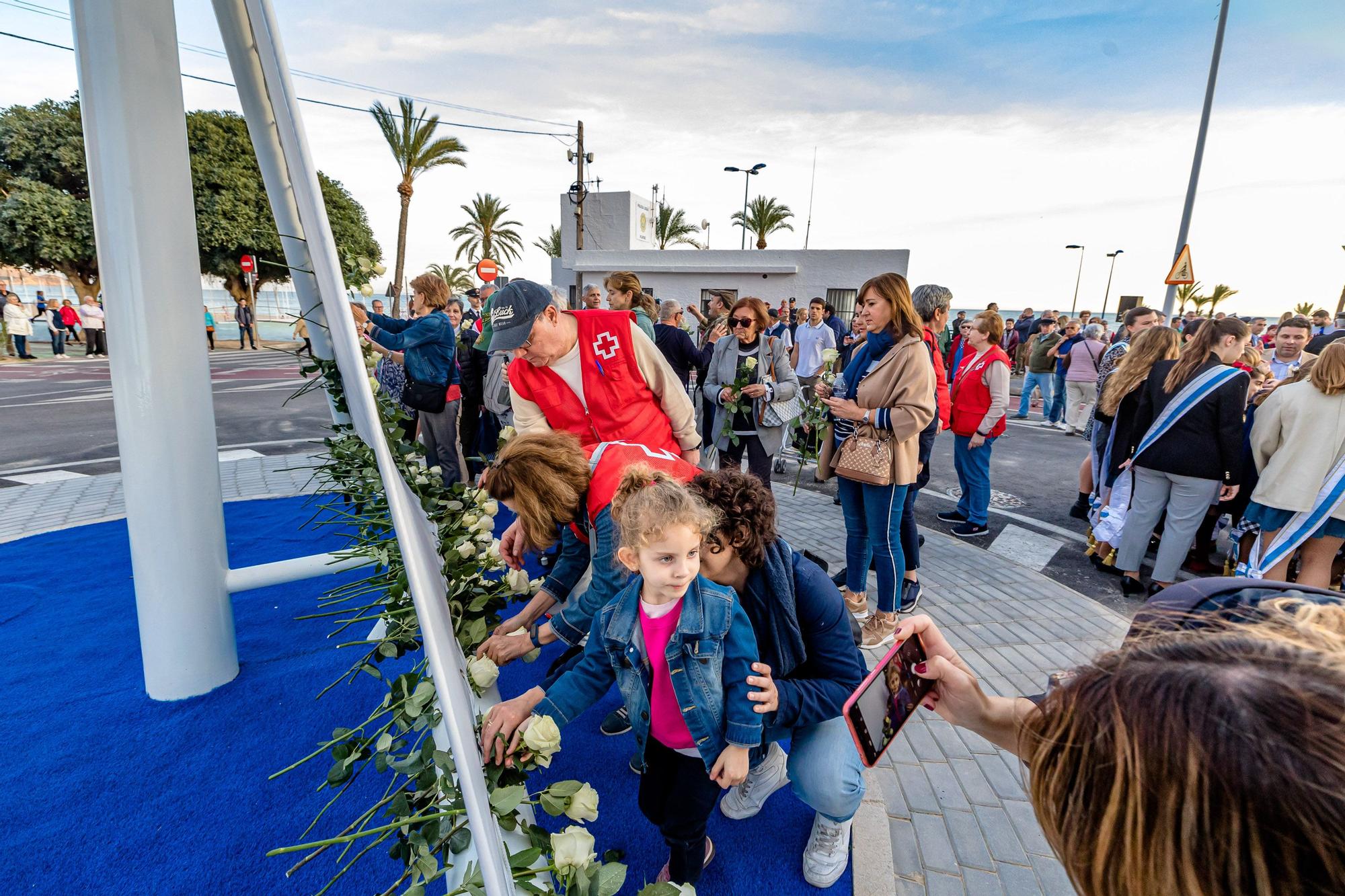 Benidorm rinde homenaje a las víctimas del covid con una rotonda en Poniente