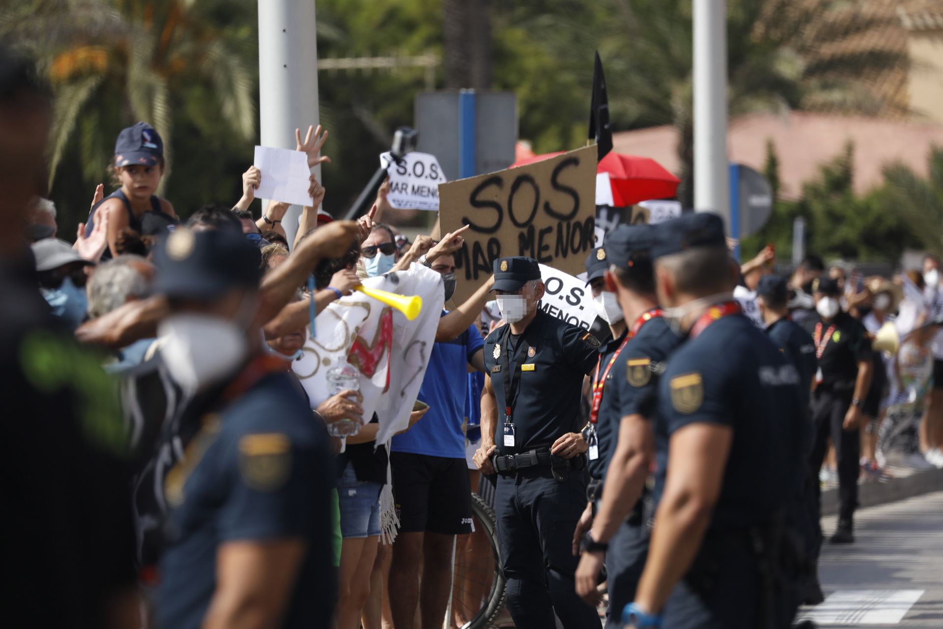 Protestas de vecinos del Mar Menor al inicio de La Manga