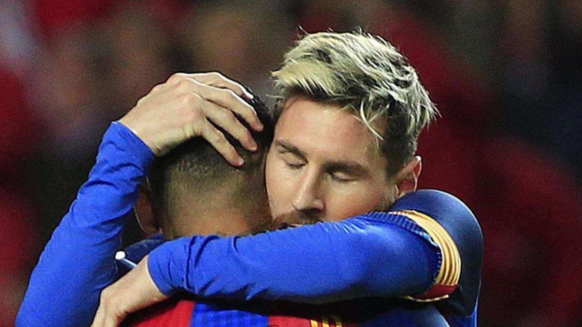 Messi se abraza a Neymar después de marcar el 1-1 en Sevilla.
