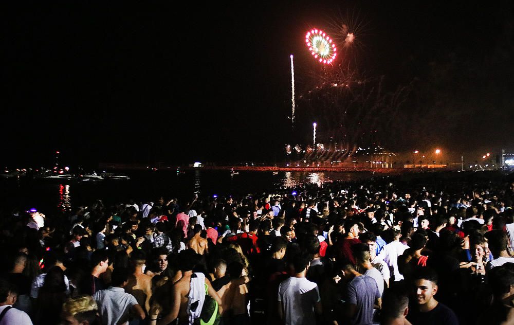 Como es tradición, el espectáculo pirotécnico da paso a días de fiesta en Málaga. Y como cada año, cientos de jóvenes siguieron los fuegos desde la playa de La Malagueta