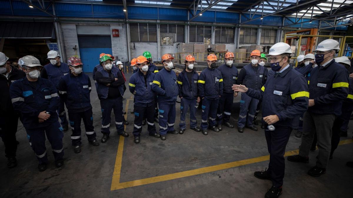 El presidente de la Xunta, Alberto Núñez Feijóo, ayer en una visita a la fábrica de Showa Denko en A Coruña. |   // CABALAR/EFE