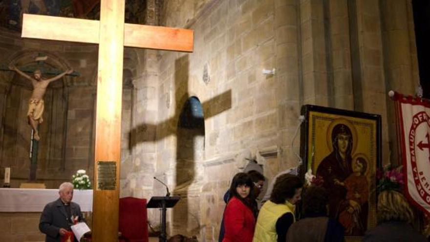 Varios jóvenes trasladan el Icono de María, una vez que han colocado la Cruz, que anoche llegó a Benavente procedente de León.