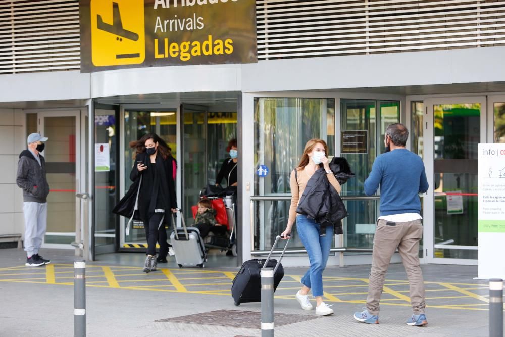 El aeropuerto de Ibiza sigue siendo un coladero de peninsulares