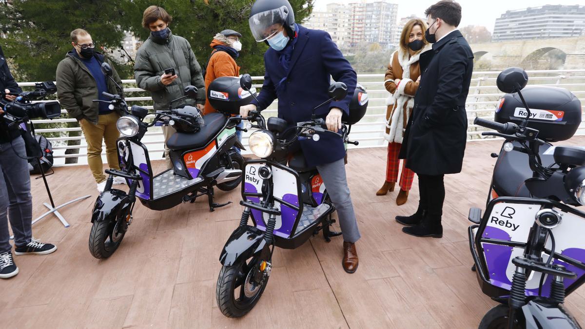 El alcalde Azcón, en la presentación de las motos de Reby cuando llegaron a Zaragoza.