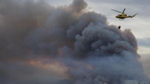 L’incendi de Castelló i Terol afecta ja 3.000 hectàrees en un perímetre de 30 quilòmetres