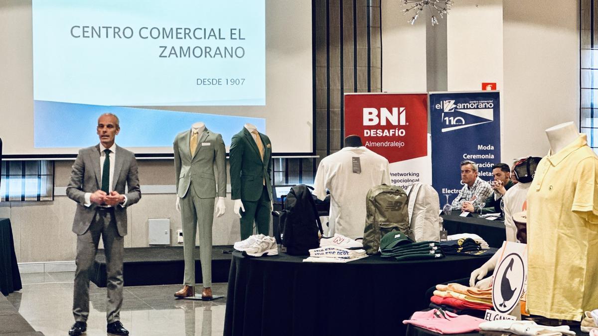 Ricardo de Vega presentando su empresa en BNI Desafío Almendralejo.