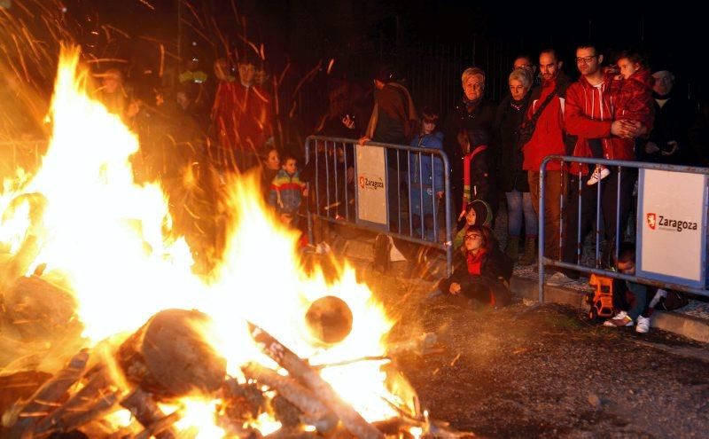 Encendido de la hoguera de San Antón en Torrero