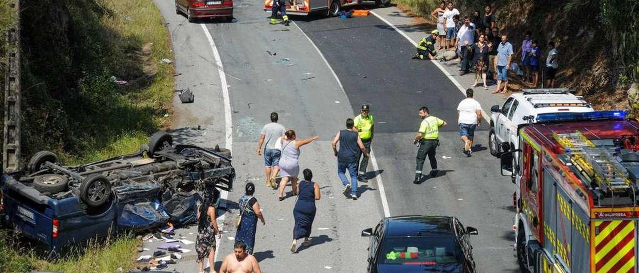 Al lugar del accidente, en Bamio, se desplazaron numerosos efectivos de Tráfico y Emergencias y también parientes de los heridos. // I. Abella