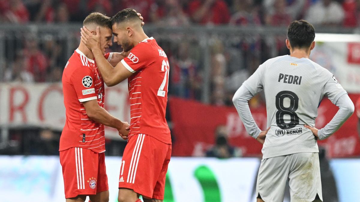 Bayern Munich's French defender Lucas Hernandez (C) celebrates scoring the 1-0 goal with Bayern Munich's German midfielder Joshua Kimmich (L) next to Barcelona's Spanish midfielder Pedri during the UEFA Champions League Group C football match between FC Bayern Munich and FC Barcelona in Munich, southern Germany on September 13, 2022. (Photo by KERSTIN JOENSSON / AFP)