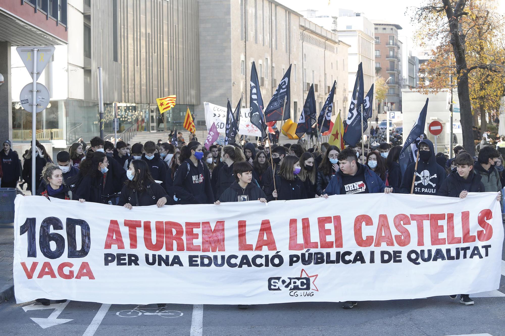 Uns centenars d'estudiants es manifesta a Girona contra el projecte de llei Castells i la sentència del 25% de castellà