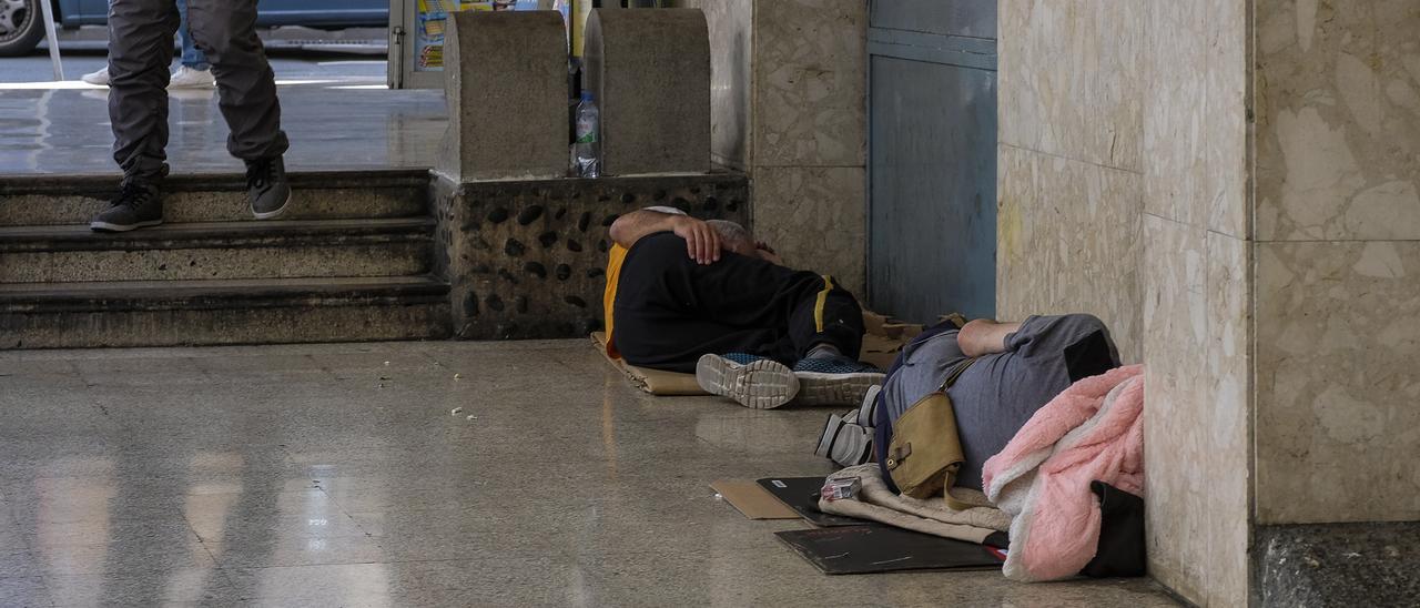 Personas sin techo duermen en los soportales de Mas de Gaminde