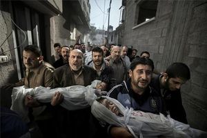 Primer Premi. Ciutat de Gaza, 20 de novembre del 2012. Els cossos de Suhaib Hijazi, de 2 anys, i del seu germà Muhammad, de 4, són portats en braços pels seus oncles a la mesquita per al seu funeral.