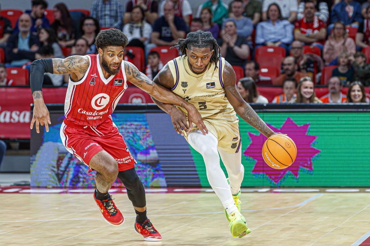 Myles Cale conduce el balón ante la presión de Justin Wright-Foreman.