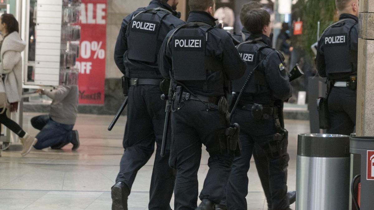 Agentes de policía patrullan en el centro comercial de Oberhausen objetivo de los terroristas.