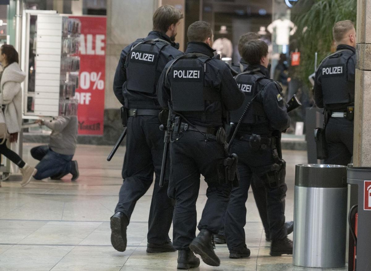 AL02 OBERHAUSEN (ALEMANIA) 23/12/2016.- Agentes de policía alemanes patrullan el centro comercial de la ciudad de Oberhausen (Alemania), ayer, 22 de diciembre de 2016. Dos hermanos kosovares, de 28 y 31 años, fueron detenidos esta madrugada en Duisburgo (oeste de Alemania), bajo la sospecha de que preparaban un atentado en un gran centro comercial de la vecina Oberhausen. Fuentes policiales confirmaron hoy las detenciones, que se produjeron después de redoblar la vigilancia en esa superficie, una de las mayores de Alemania con 250 comercios. EFE/Arnulf Stoffel