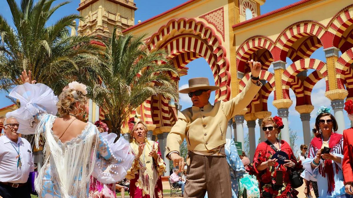 Baile y cante junto a la portada de la Feria de Córdoba.
