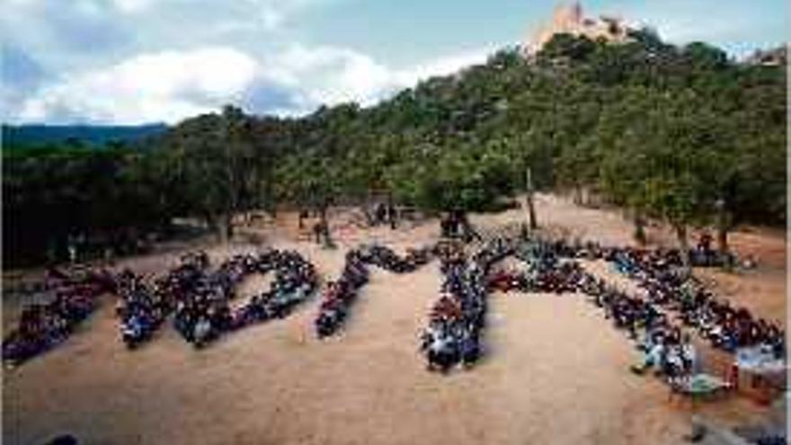 Els participants van crear les lletres &quot;No MAT&quot; al final de la caminada.