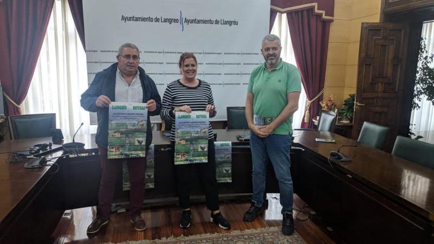 El Concejal José Francisco Torre, la alcaldesa Carmen Arbesú y Alejandro Álvarez, técnico del medio rural.