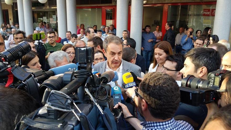 Rodríguez Zapatero atendiendo a los medios en Lorca