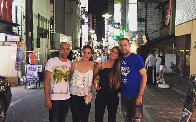 Jordi Alba, junto a su hermano y sus respectivas parejas en Tokio