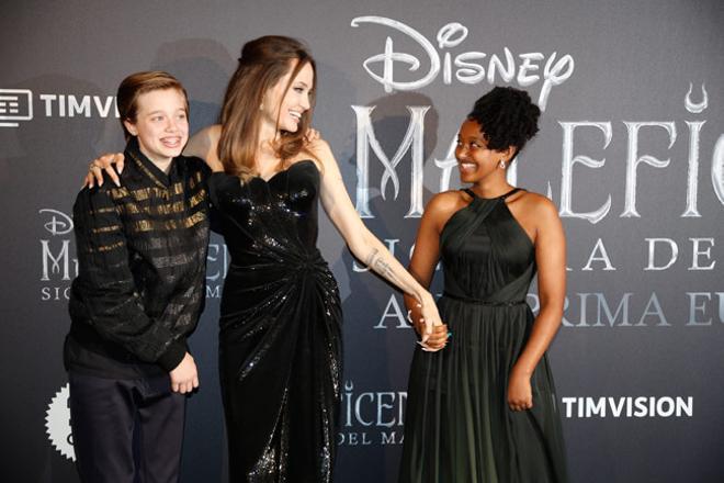 Angelina Jolie y sus hijos Shiloh y Zahara